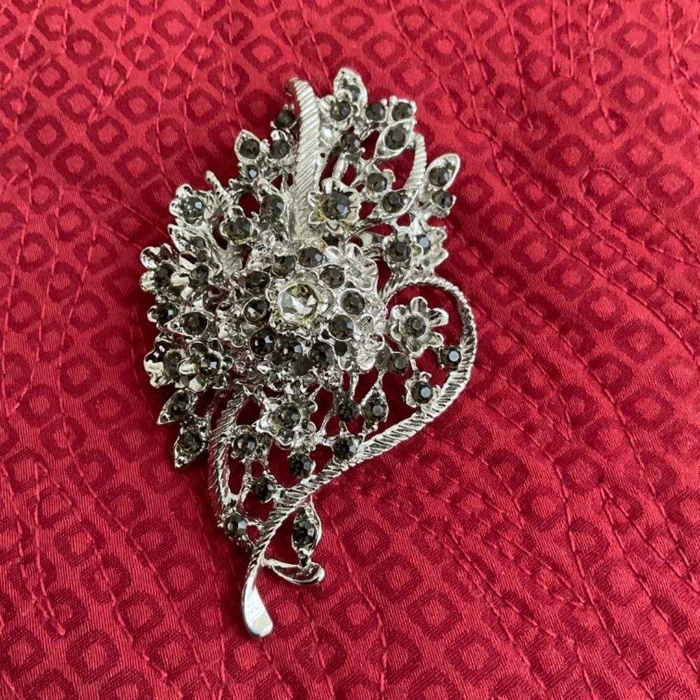 VINTAGE RHINESTONE BROOCH